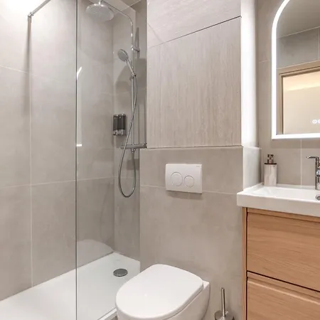 Elegant Renovated *